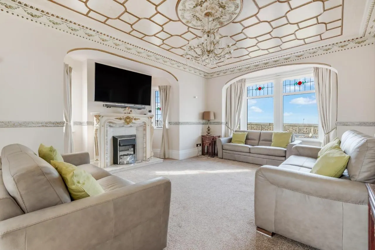 Queens Crest By Sasco Apartments Blackpool 0*,
