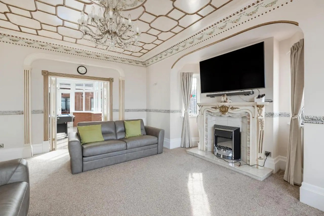 Queens Crest By Sasco Apartments Blackpool 0*,